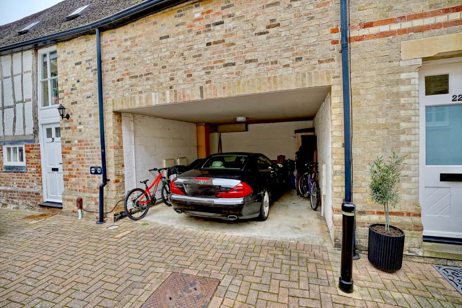 A RARE EXQUISITE HOME IN PERFECT CONDITION *** GUIDE PRICE £300,00 - £325,000 *** Property image 9