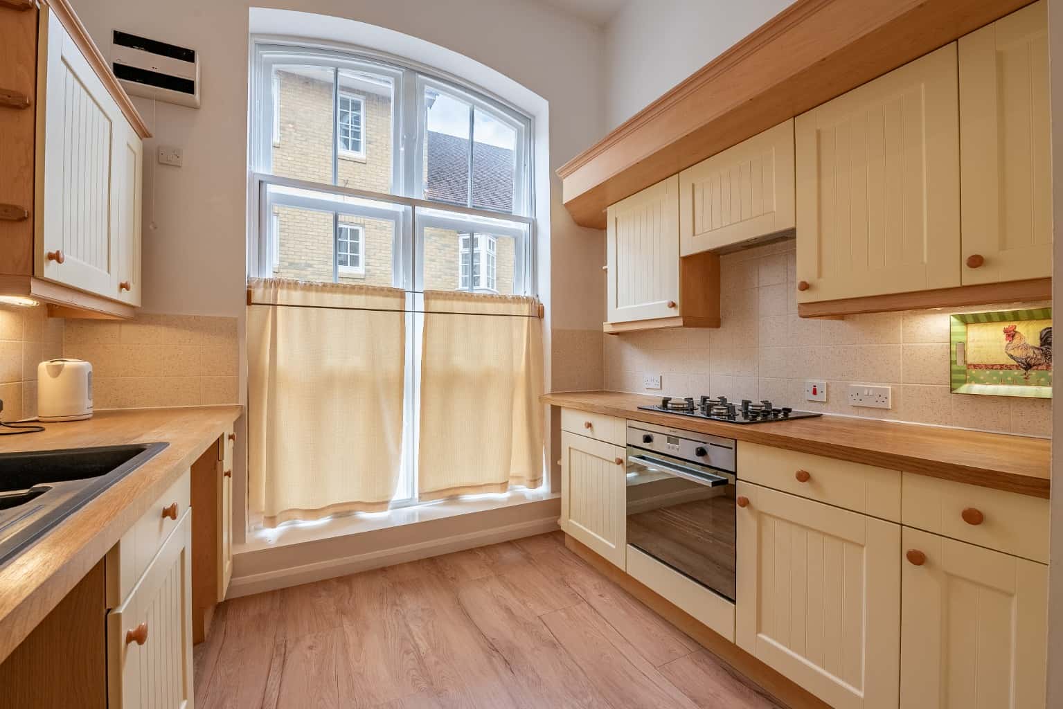 A RARE EXQUISITE HOME IN PERFECT CONDITION *** GUIDE PRICE £300,00 - £325,000 *** Property image 2