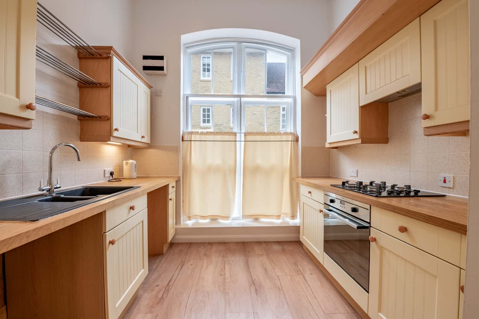 A RARE EXQUISITE HOME IN PERFECT CONDITION *** GUIDE PRICE £300,00 - £325,000 *** Property image 4
