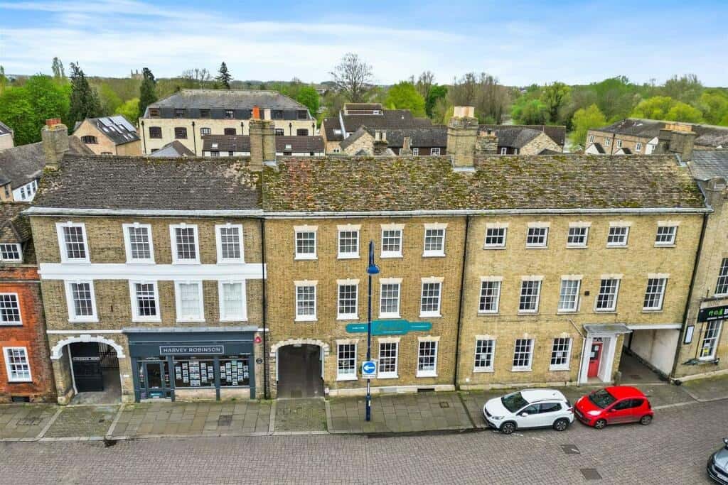 Stunning Grade 2 Listed 2 Bedroom Townhouse in St. Neots - Your Dream Historic Home Awaits! Property image 2