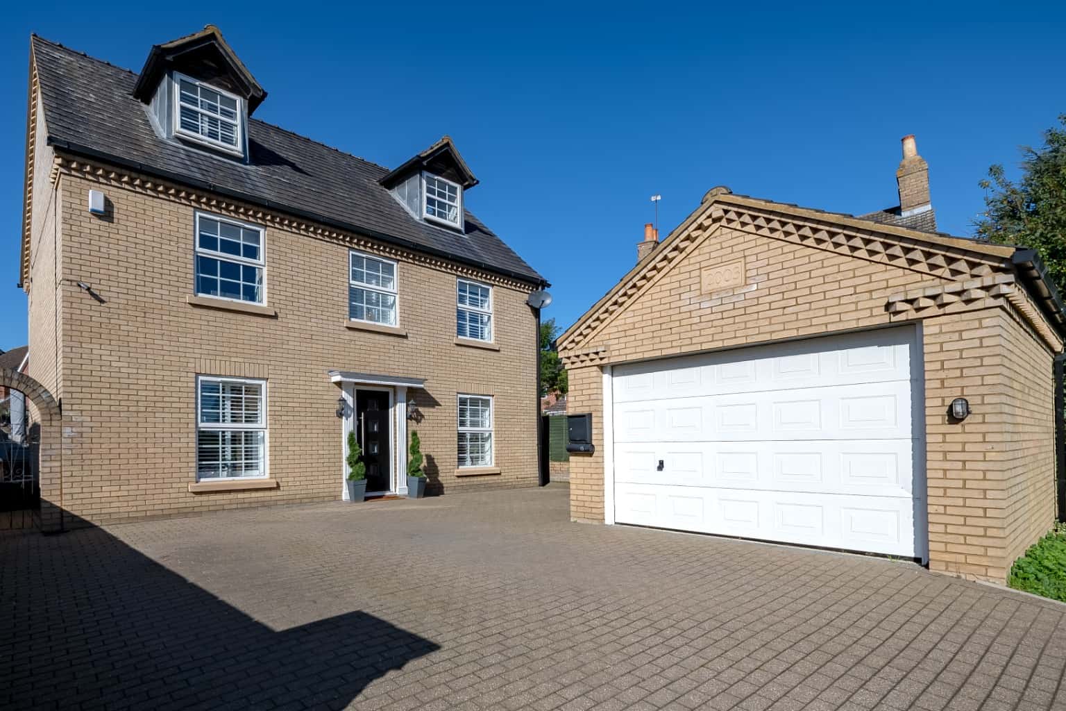 A Beautiful 4 Bedroom Detached Home in Great North Road, Eaton Socon! Property image 1