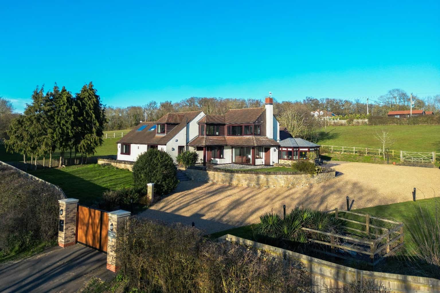 Stunning Countryside Home with Five Bedrooms, Two Bathrooms, Four Family Rooms & Gorgeous Grounds Property image 2