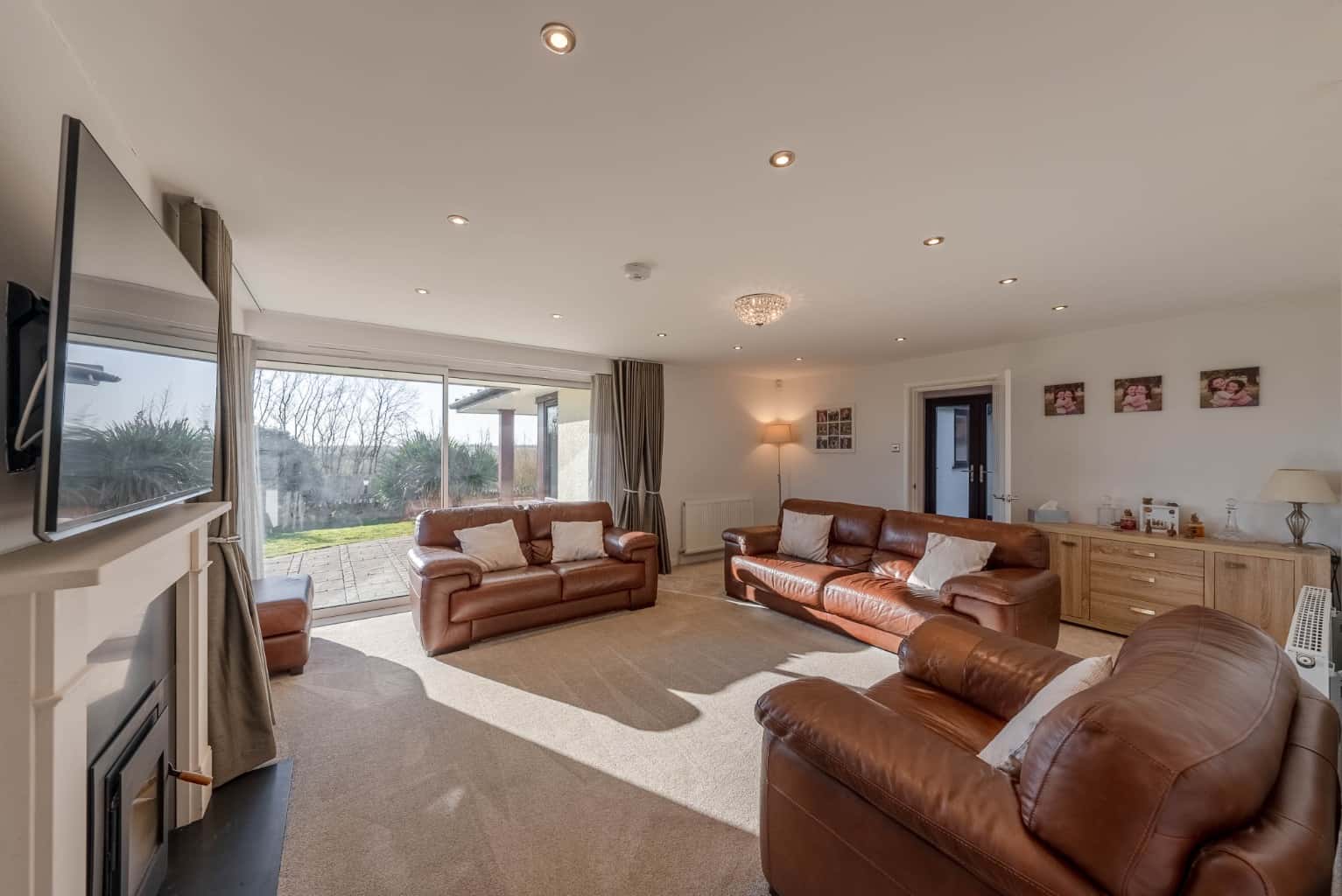 Stunning Countryside Home with Five Bedrooms, Two Bathrooms, Four Family Rooms & Gorgeous Grounds Property image 15