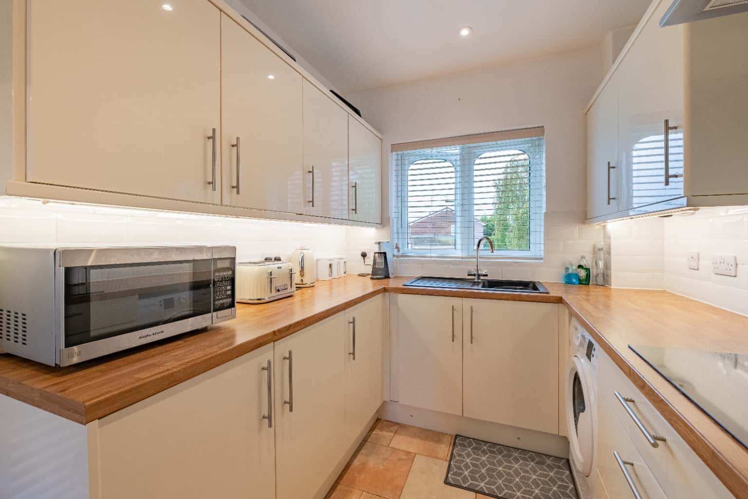Spacious One-Bedroom Apartment in Andrew Road, Prime Location Property image 3