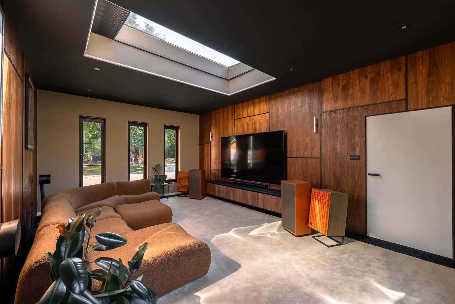 Magnificent Gated Riverside Residence With Moorings, Cinema & Annexe In St Neots, Cambs Near London! Property image 3