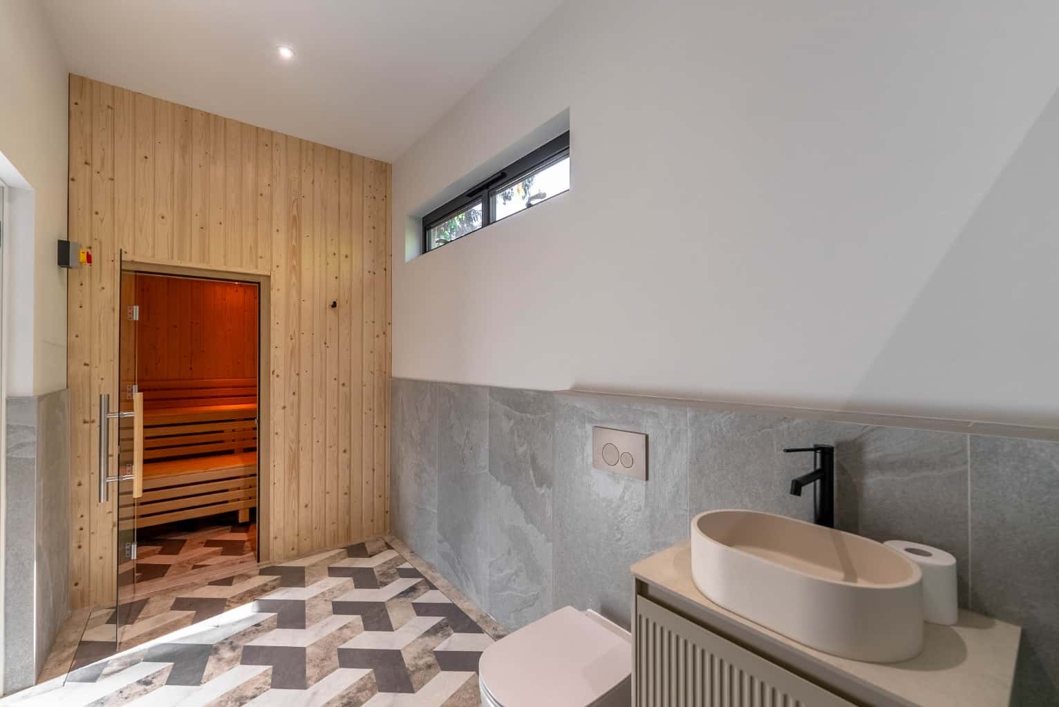 Magnificent Gated Riverside Residence With Moorings, Cinema & Annexe In St Neots, Cambs Near London! Property image 15