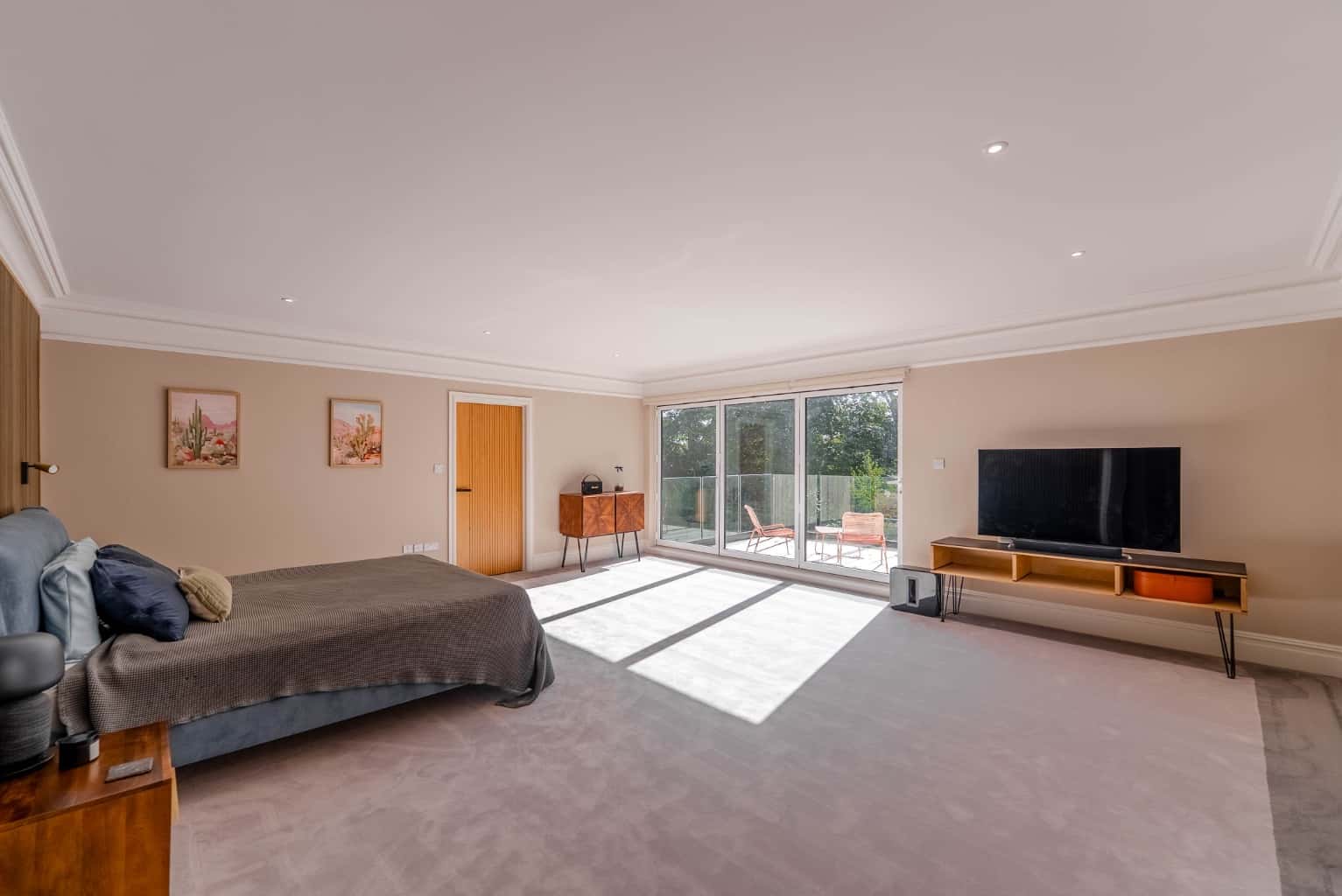 Magnificent Gated Riverside Residence With Moorings, Cinema & Annexe In St Neots, Cambs Near London! Property image 19
