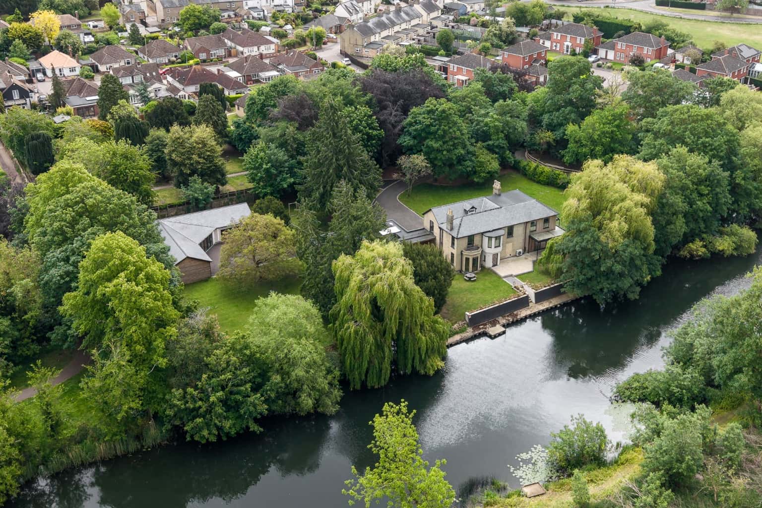 Magnificent Gated Riverside Residence With Moorings, Cinema & Annexe In St Neots, Cambs Near London! Property image 11