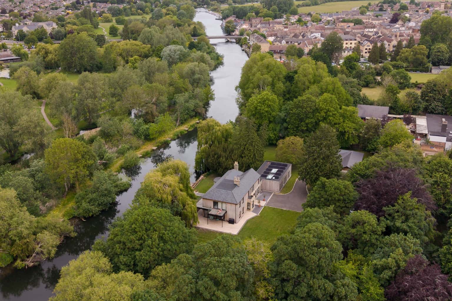 Magnificent Gated Riverside Residence With Moorings, Cinema & Annexe In St Neots, Cambs Near London! Property image 4