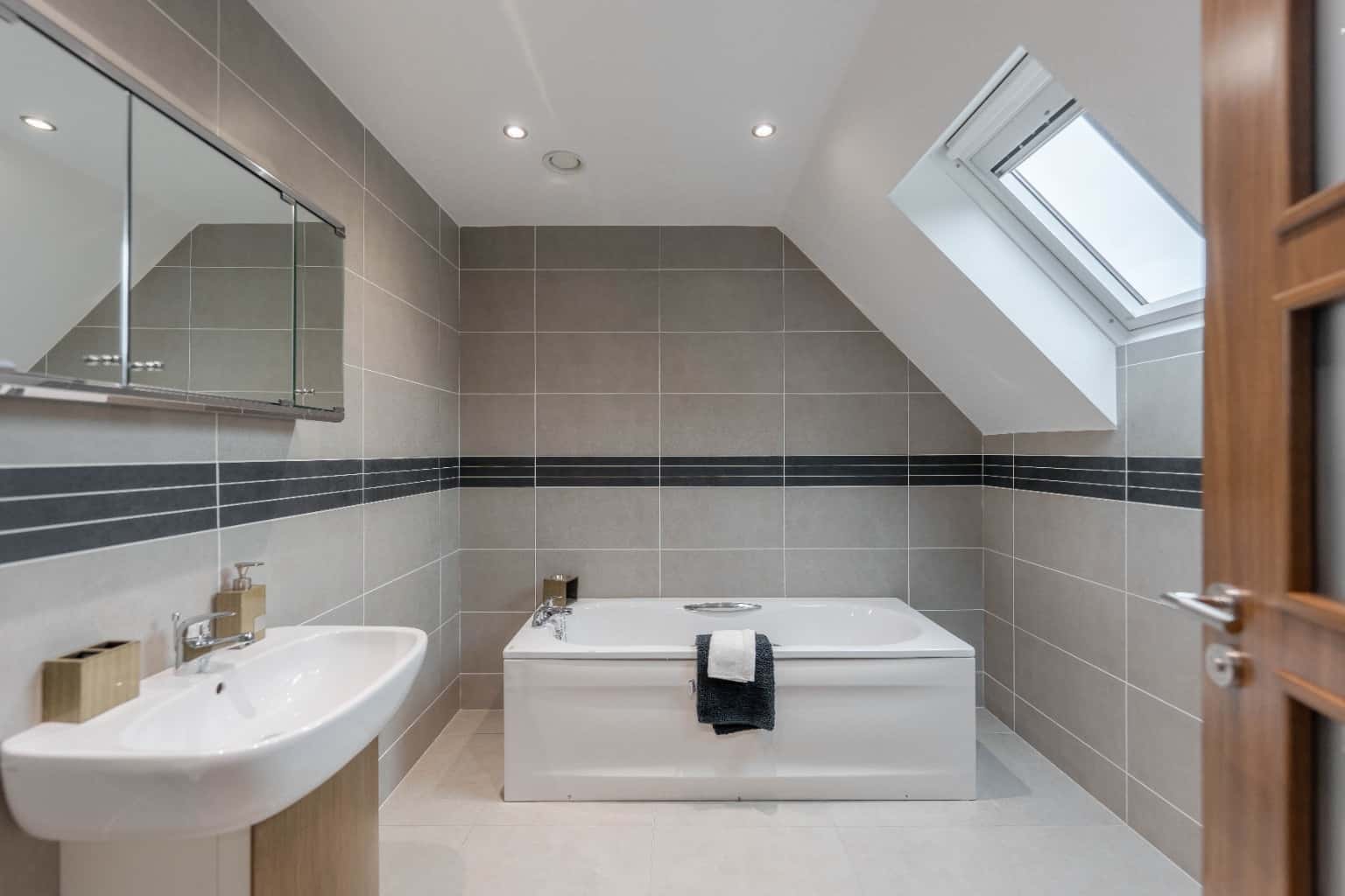 Exceptional Ex-Showhome Four Bedrooms Luxury Finish St Neots Outskirts Location Property image 16