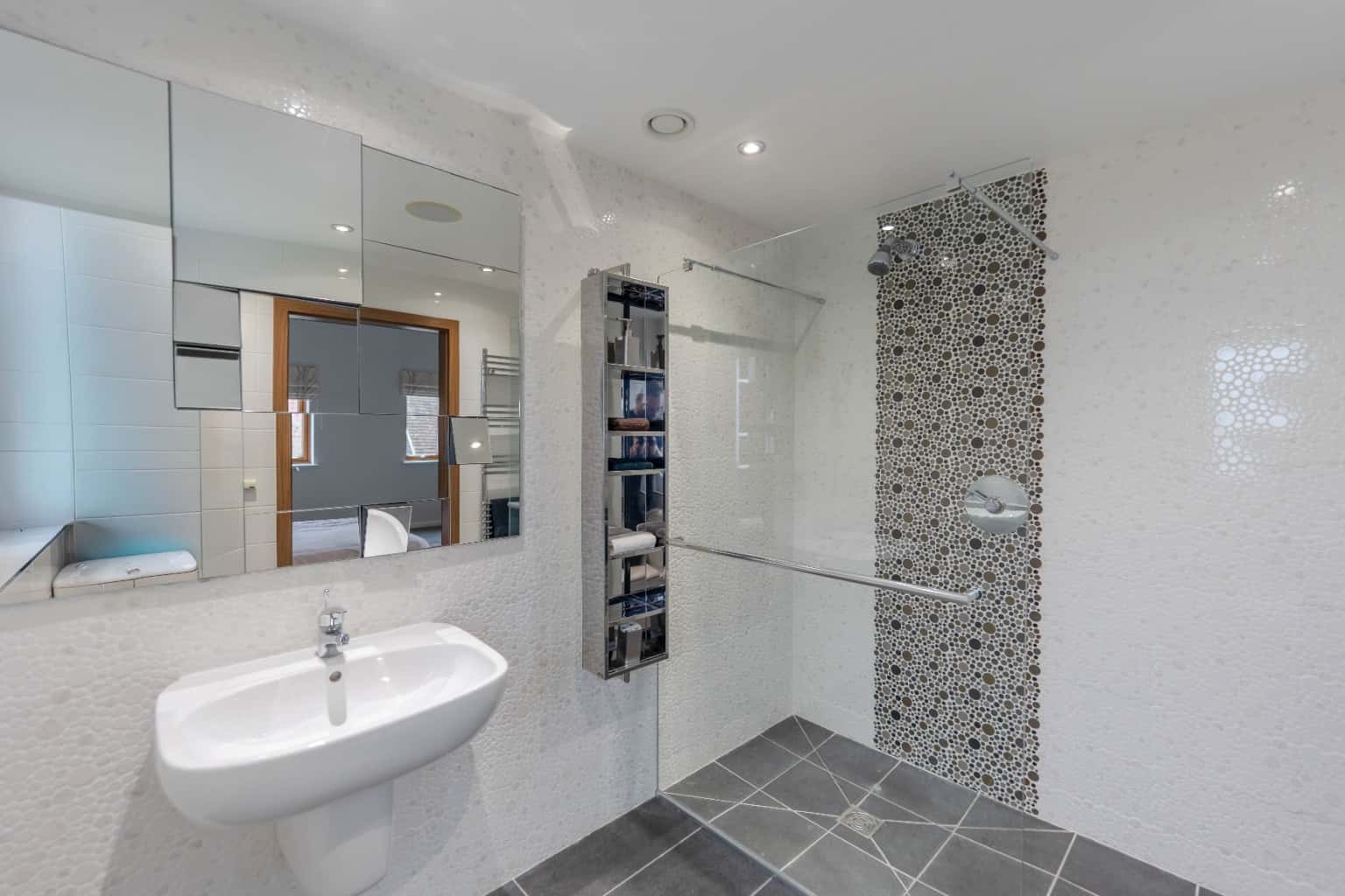 Exceptional Ex-Showhome Four Bedrooms Luxury Finish St Neots Outskirts Location Property image 13