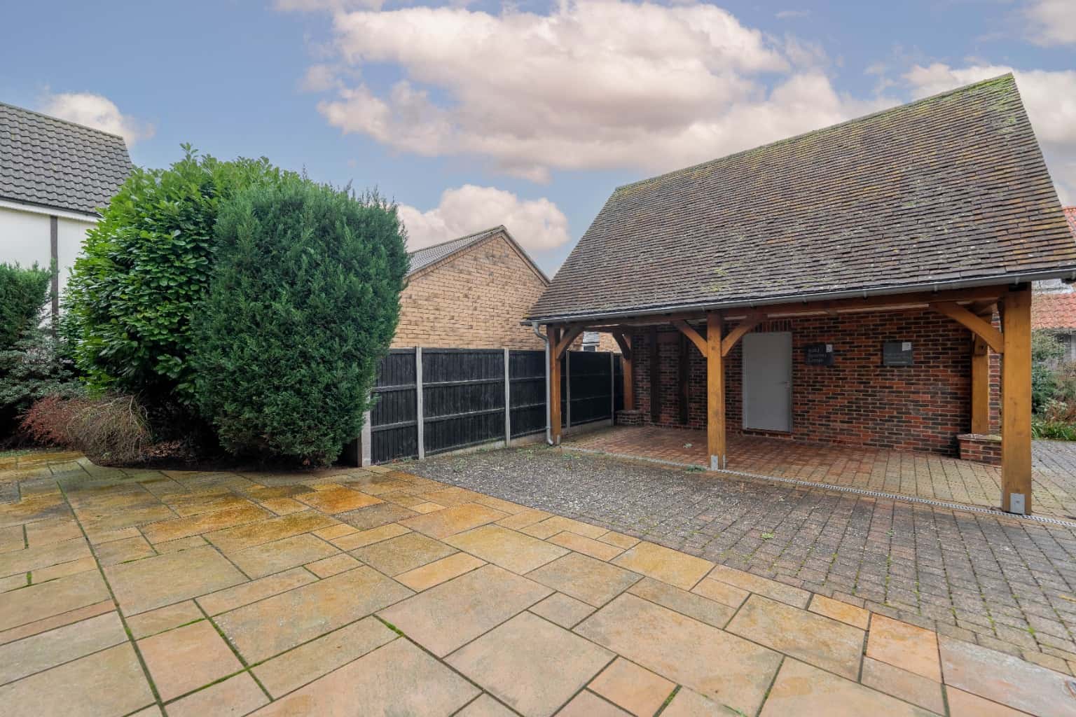 Exceptional Ex-Showhome Four Bedrooms Luxury Finish St Neots Outskirts Location Property image 17