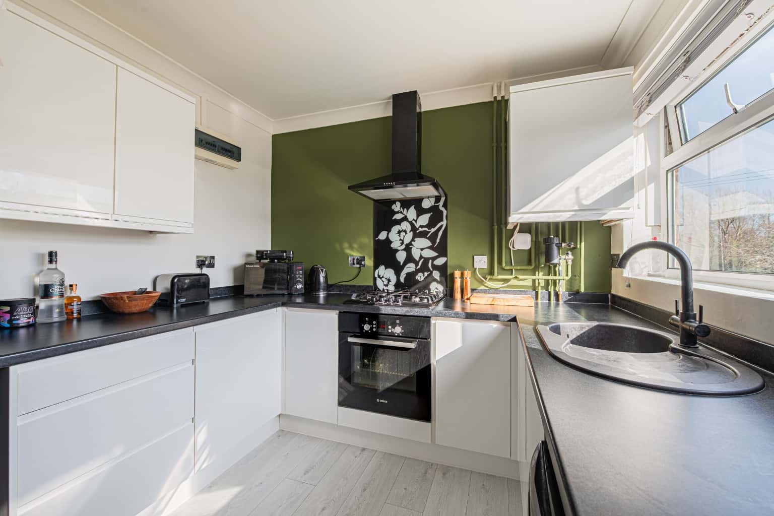 Stunning Two Bedroom Maisonette with Private Garden in Lakeside Close Property image 2