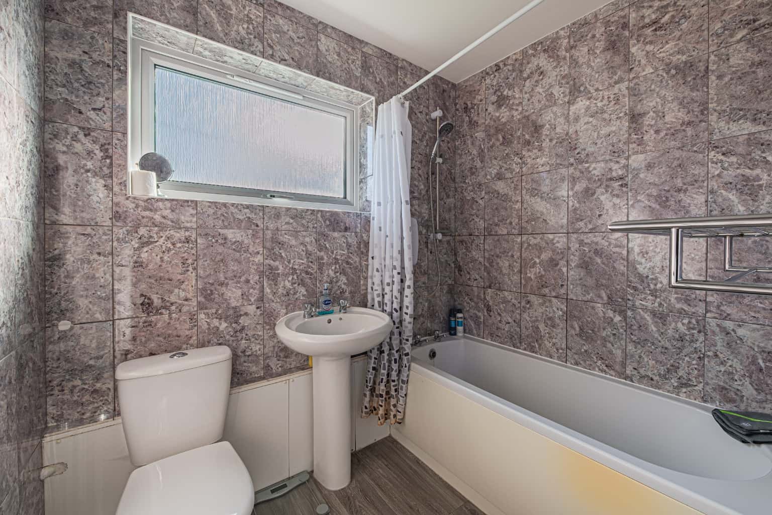 Stunning Two Bedroom Maisonette with Private Garden in Lakeside Close Property image 9