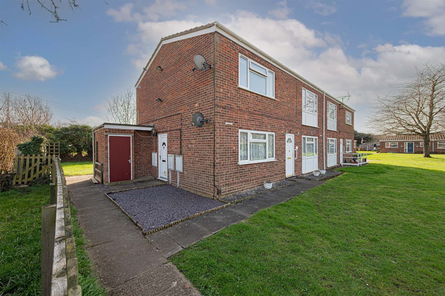Stunning Two Bedroom Maisonette with Private Garden in Lakeside Close Property image 1