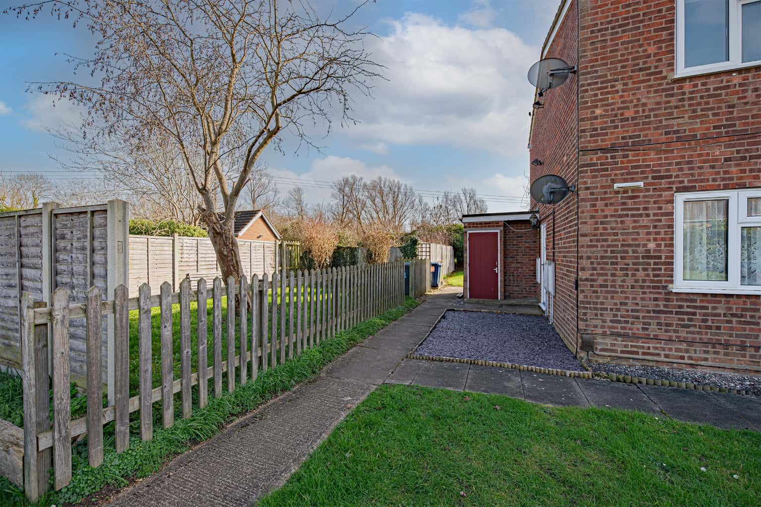Stunning Two Bedroom Maisonette with Private Garden in Lakeside Close Property image 11