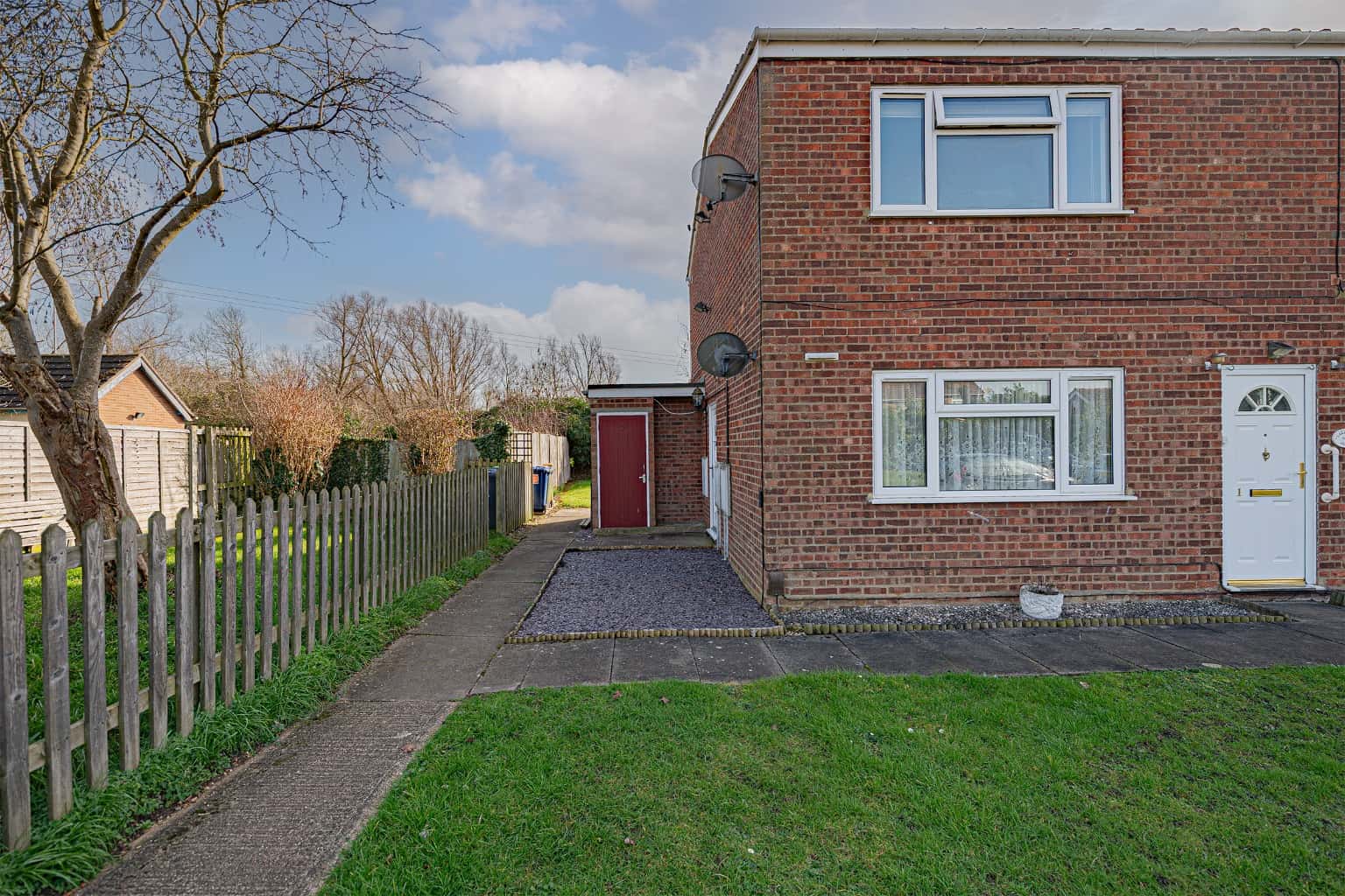 Stunning Two Bedroom Maisonette with Private Garden in Lakeside Close Property image 12