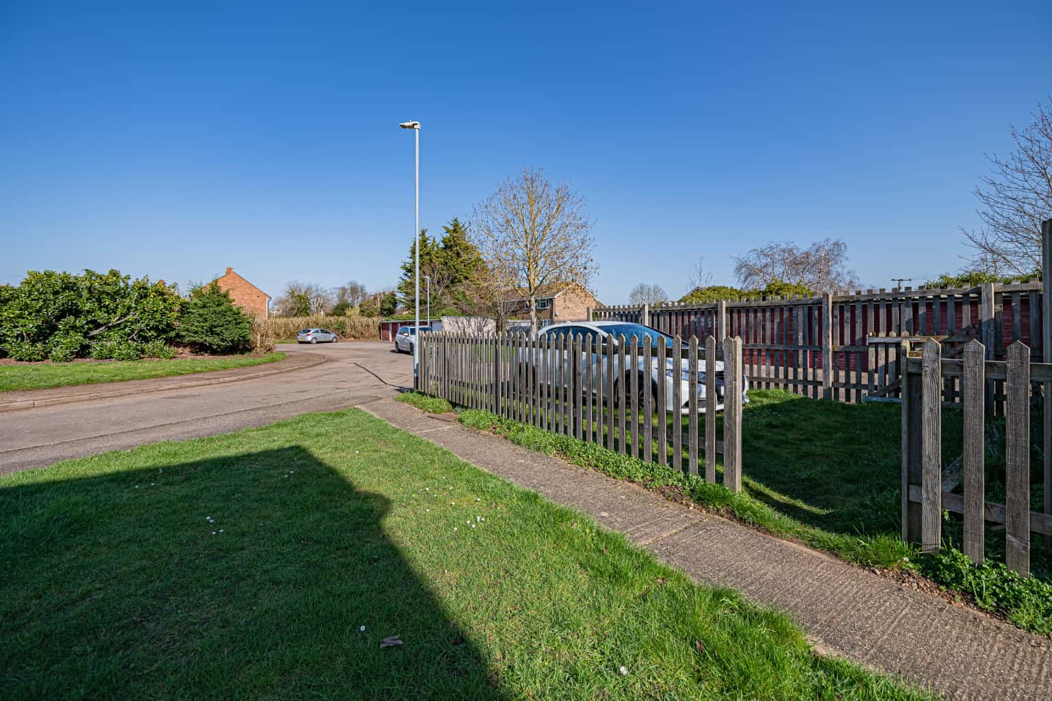 Stunning Two Bedroom Maisonette with Private Garden in Lakeside Close Property image 14