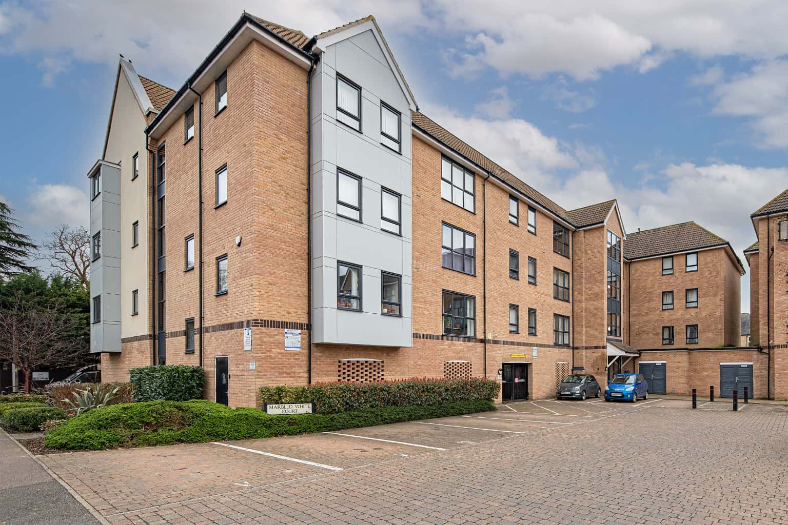 Spacious Modern Two Bedroom Apartment in Marbled White Court with its own Balcony Property image 1