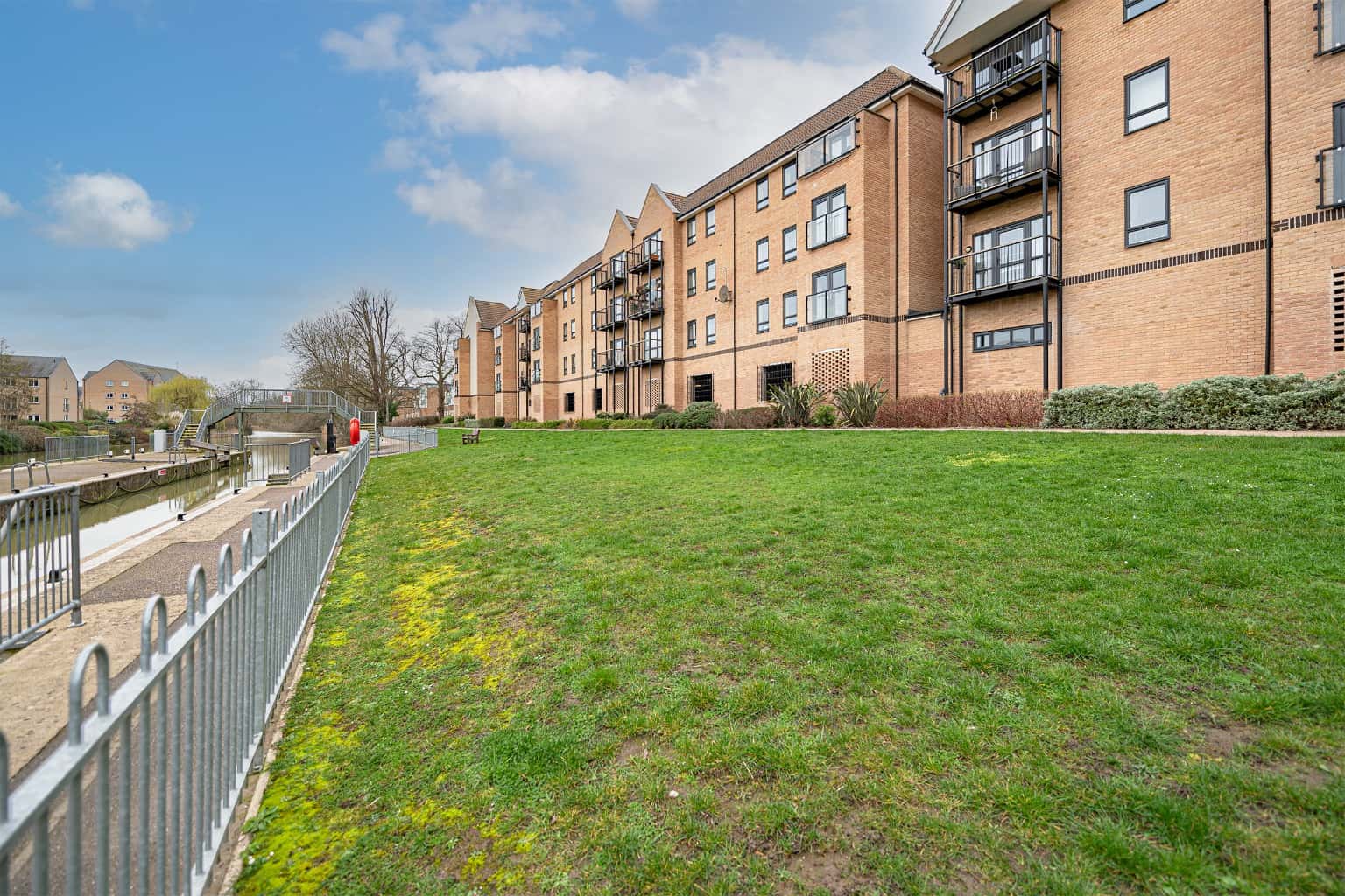 Spacious Modern Two Bedroom Apartment in Marbled White Court with its own Balcony Property image 14