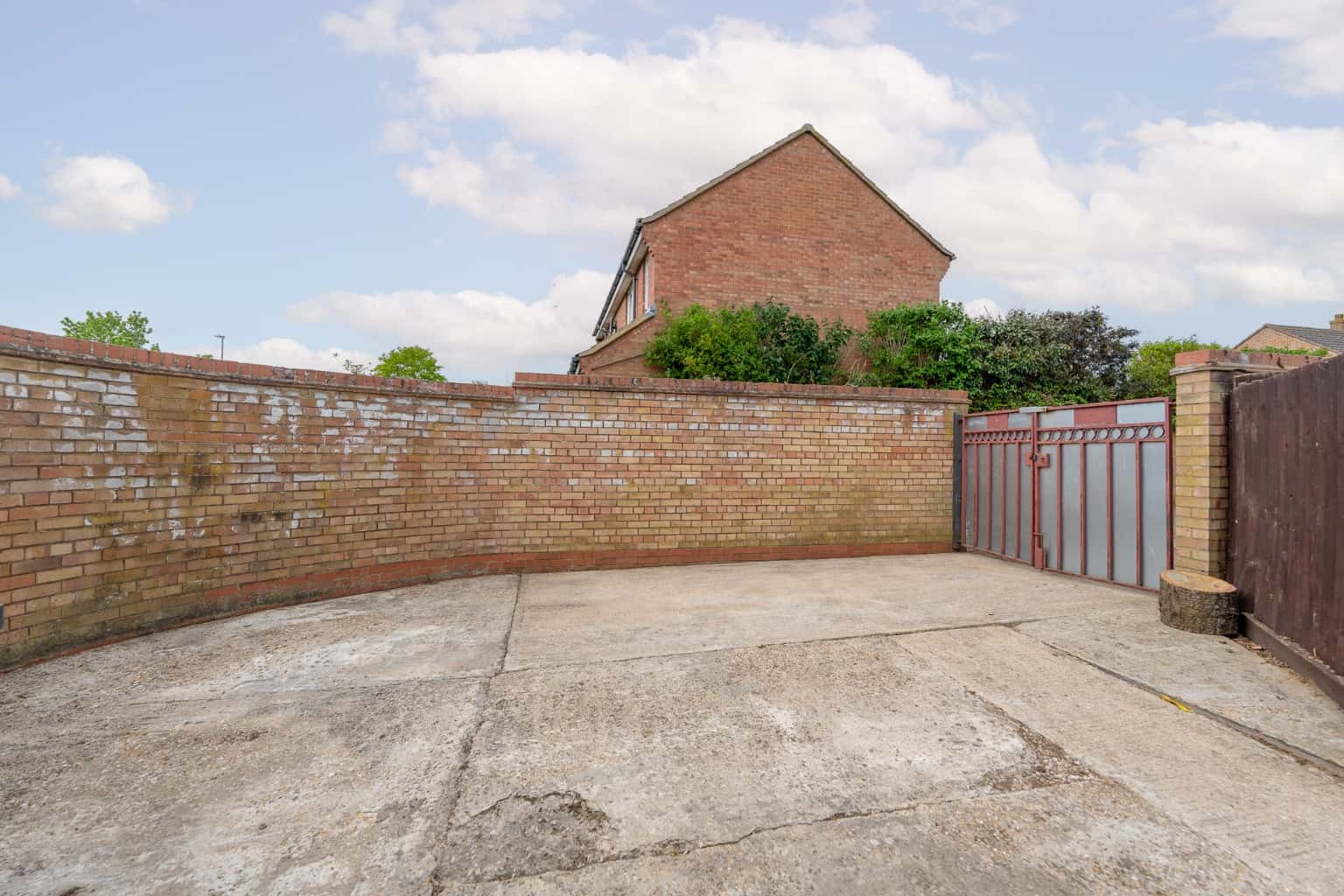 Beautifully extended four bedroom end of terrace property overlooking open green space to front Property image 27