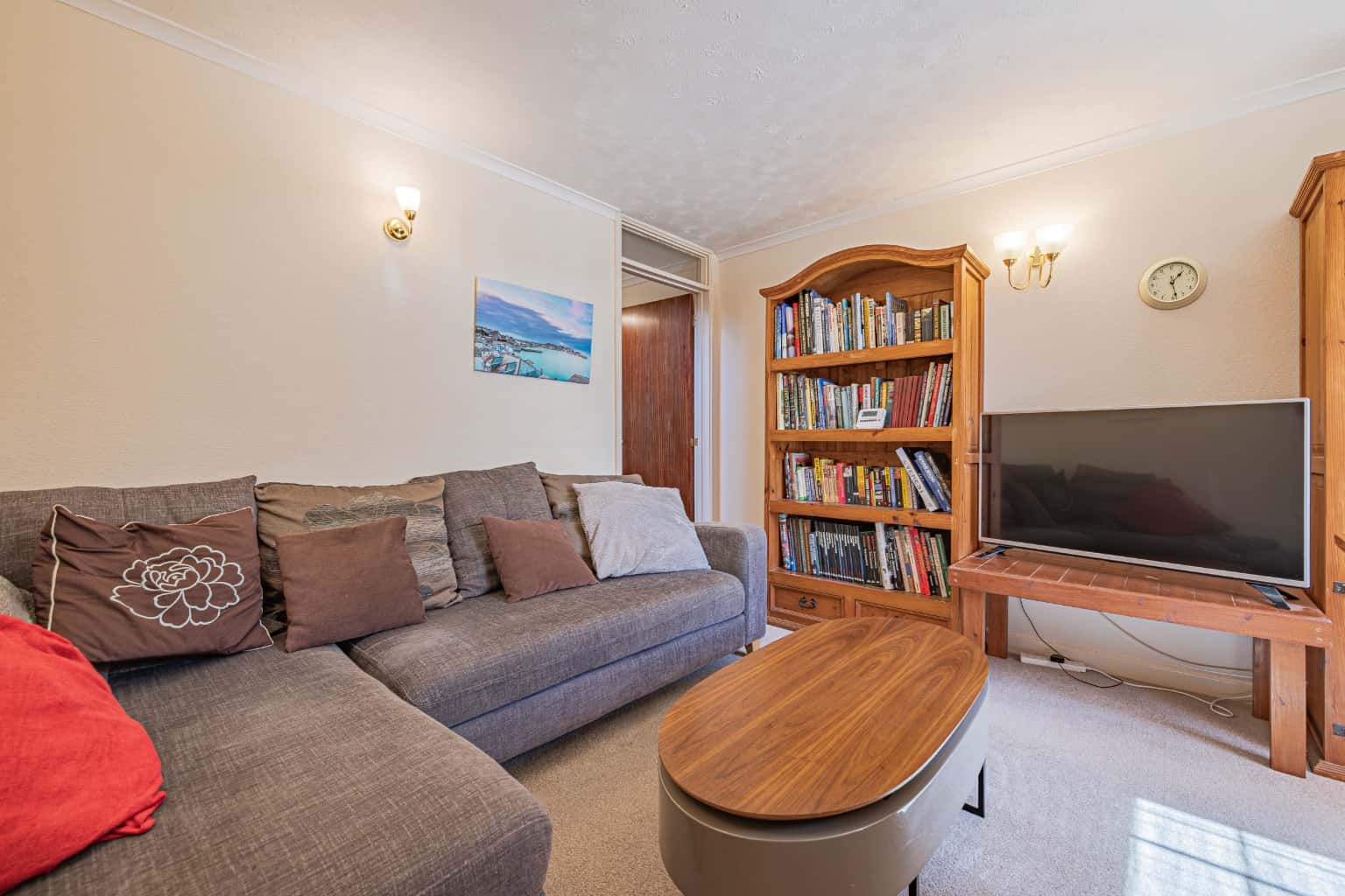 THREE BEDROOM END TERRACE WITH DRIVEWAY IN OLD EYNESBURY CLOSE TO TOWN AND RIVER OUSE GREAT LOCATION Property image 5