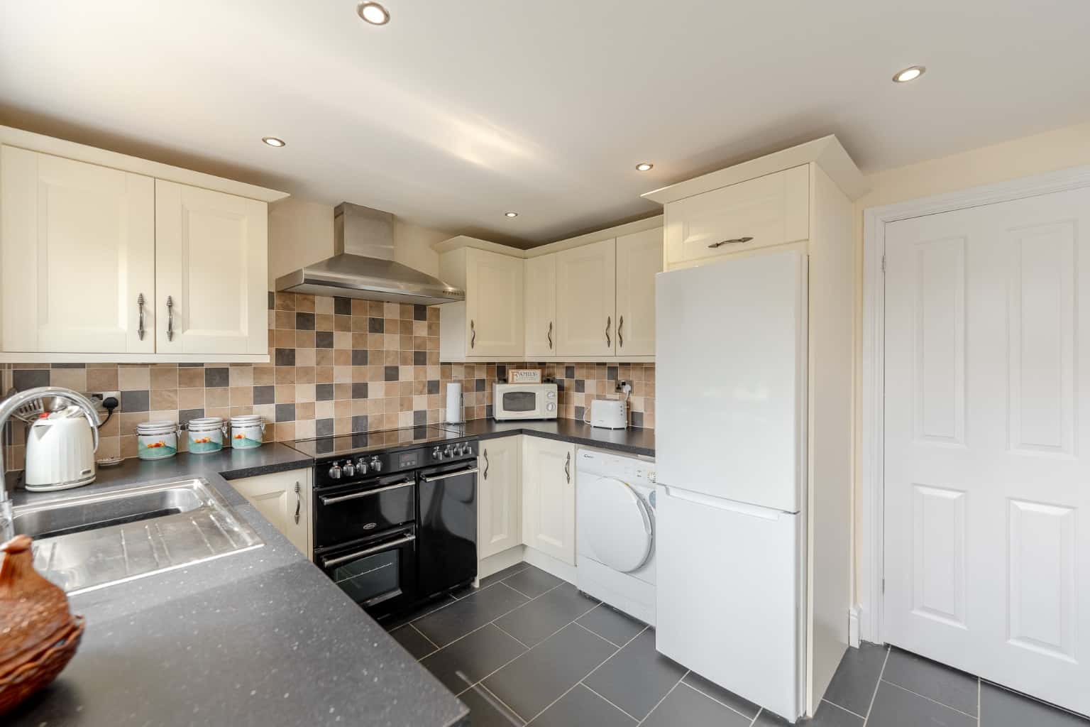 STUNNING EXTENDED FOUR BEDROOM SEMI DETACHED HOME IN PRIME ST NEOTS LOCATION WITH PARKING READY NOW! Property image 4