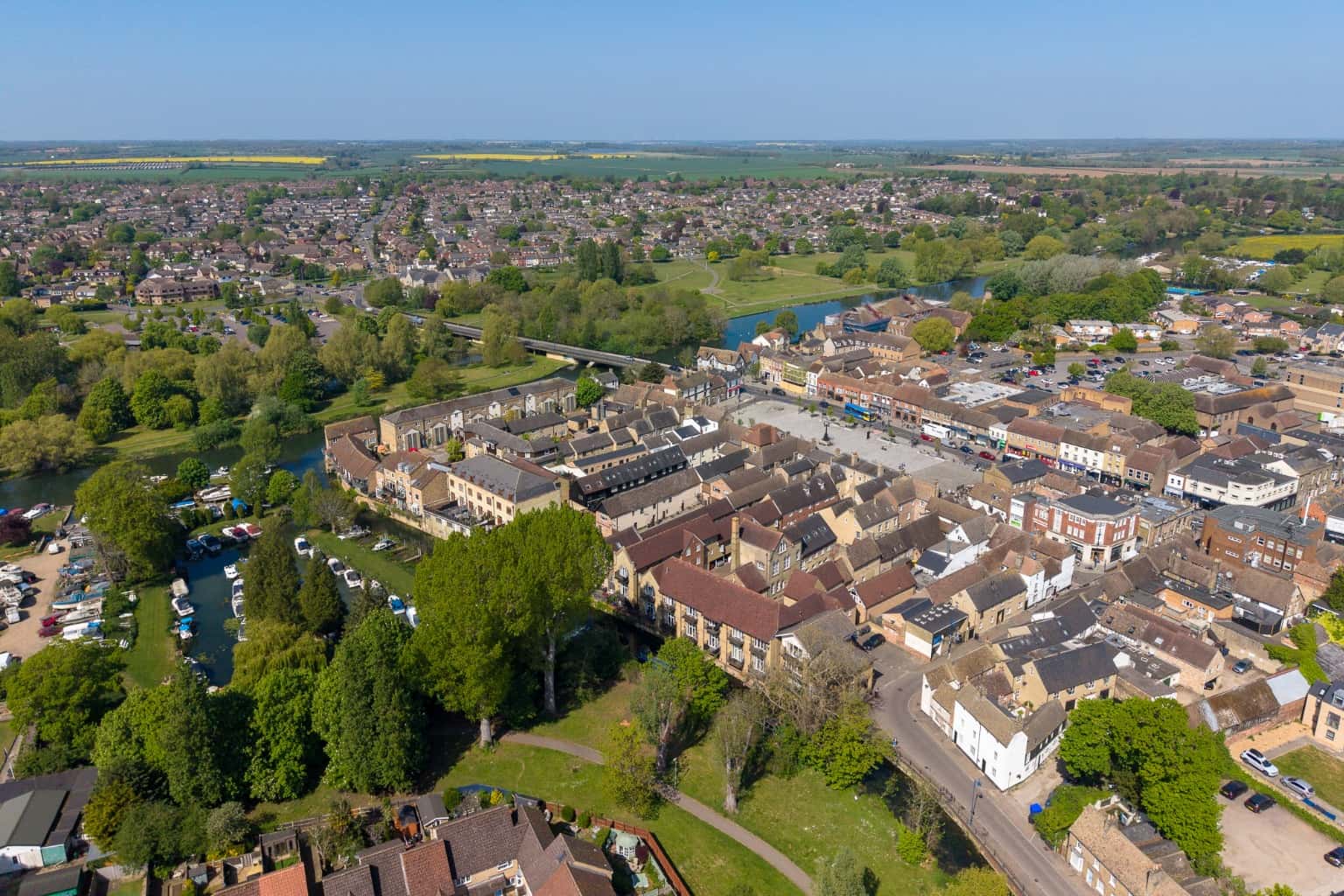 STUNNING THREE STOREY TOWN CENTRE HOME WITH GARAGE PARKING & HEN BROOK VIEWS NOW Property image 8