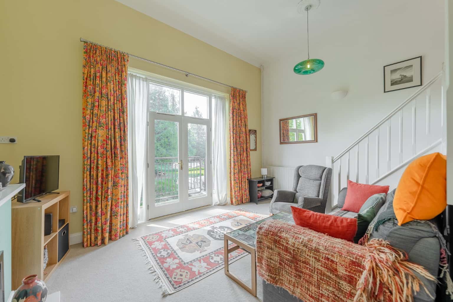 STUNNING THREE STOREY TOWN CENTRE HOME WITH GARAGE PARKING & HEN BROOK VIEWS NOW Property image 4