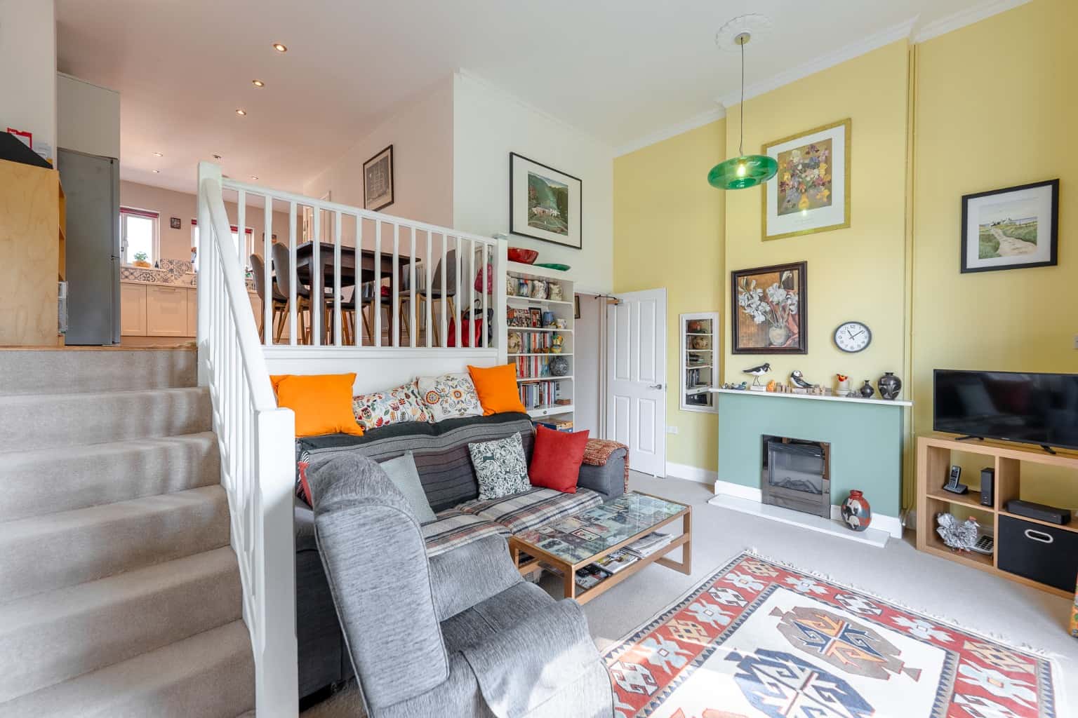 STUNNING THREE STOREY TOWN CENTRE HOME WITH GARAGE PARKING & HEN BROOK VIEWS NOW Property image 3