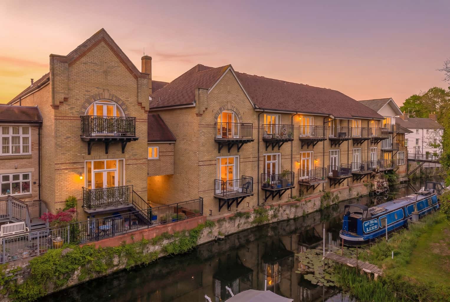 STUNNING THREE STOREY TOWN CENTRE HOME WITH GARAGE PARKING & HEN BROOK VIEWS NOW Property image 2