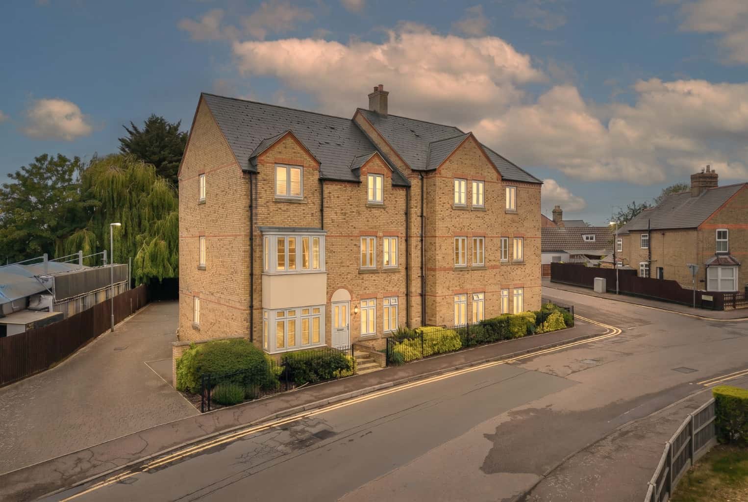 MODERN ONE BEDROOM APARTMENT CENTRAL LOCATION ALLOCATED PARKING Property image 1