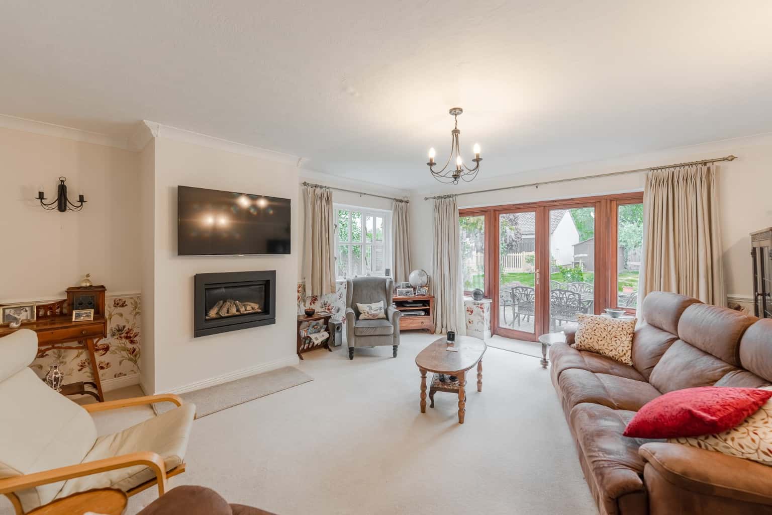 An attractive four bedroom detached family home with west facing mature gardens and double garage Property image 2