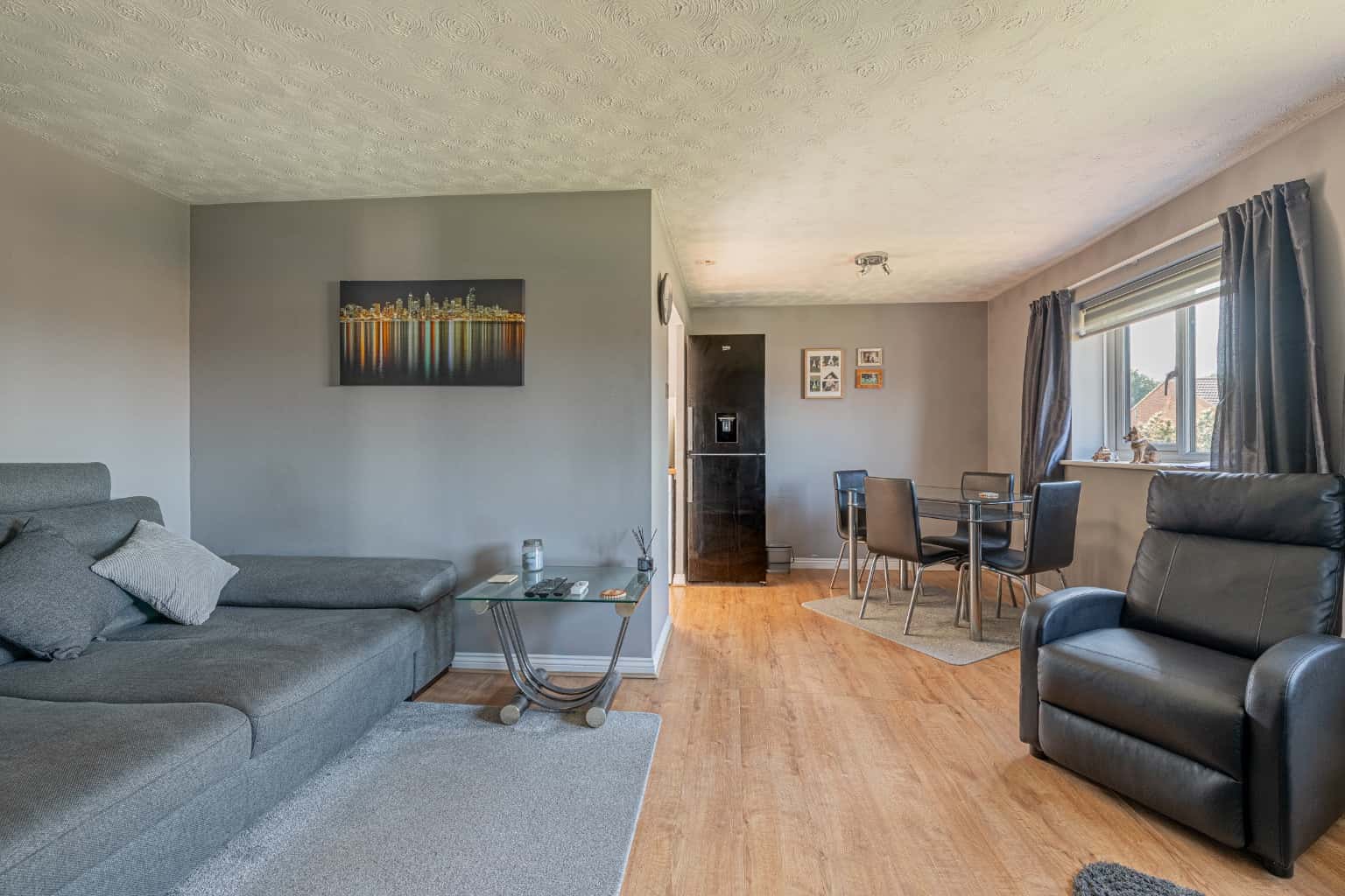 A two bedroom maisonette located between town centre and train station. Property image 4