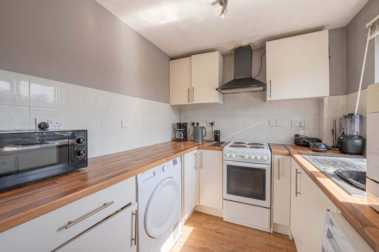 A two bedroom maisonette located between town centre and train station. Property image 6
