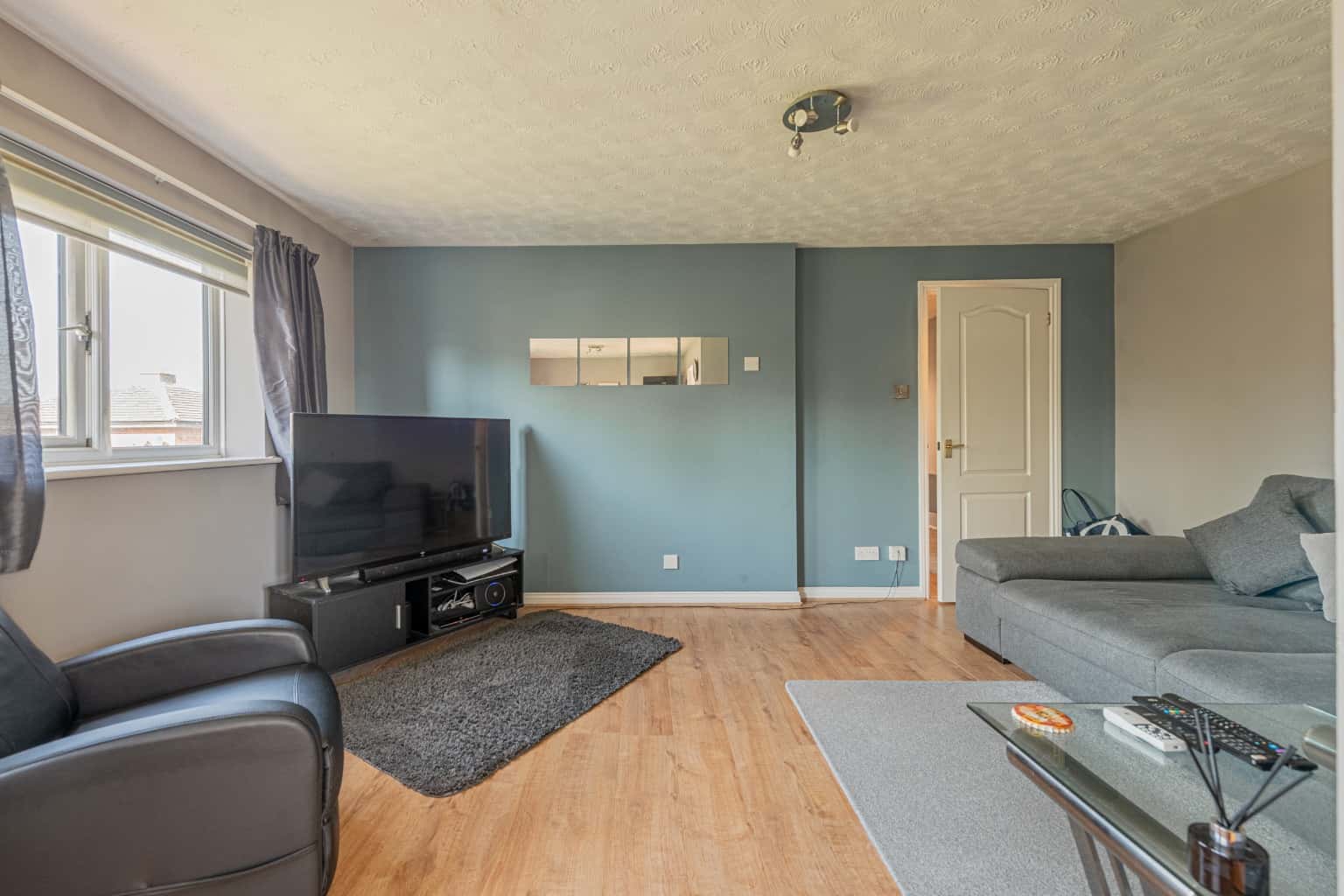 A two bedroom maisonette located between town centre and train station. Property image 5