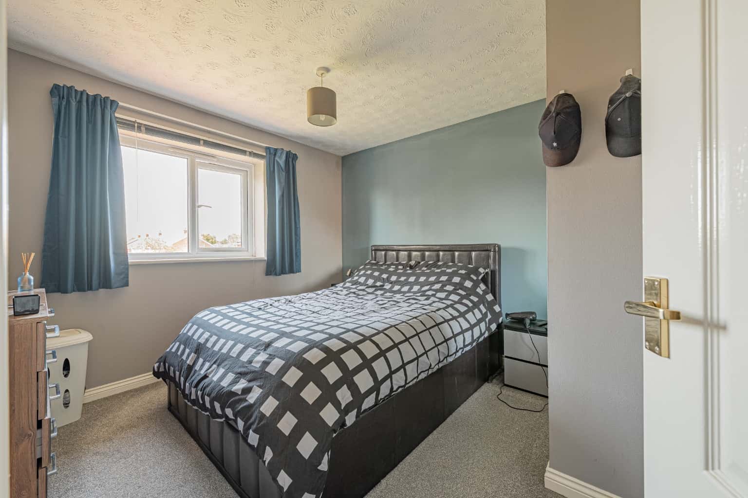A two bedroom maisonette located between town centre and train station. Property image 10
