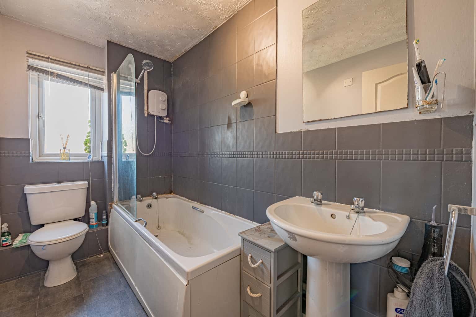 A two bedroom maisonette located between town centre and train station. Property image 9