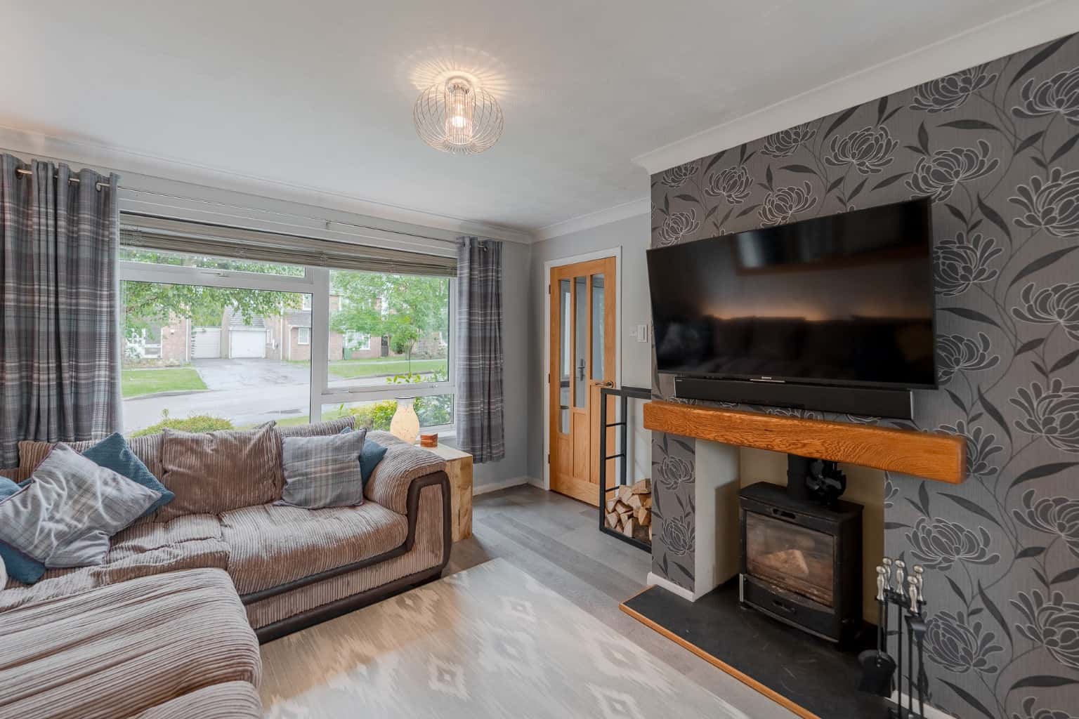 Exceptional Extended Detached Family Home with West-Facing Garden in Sought-After Great Staughton Property image 5
