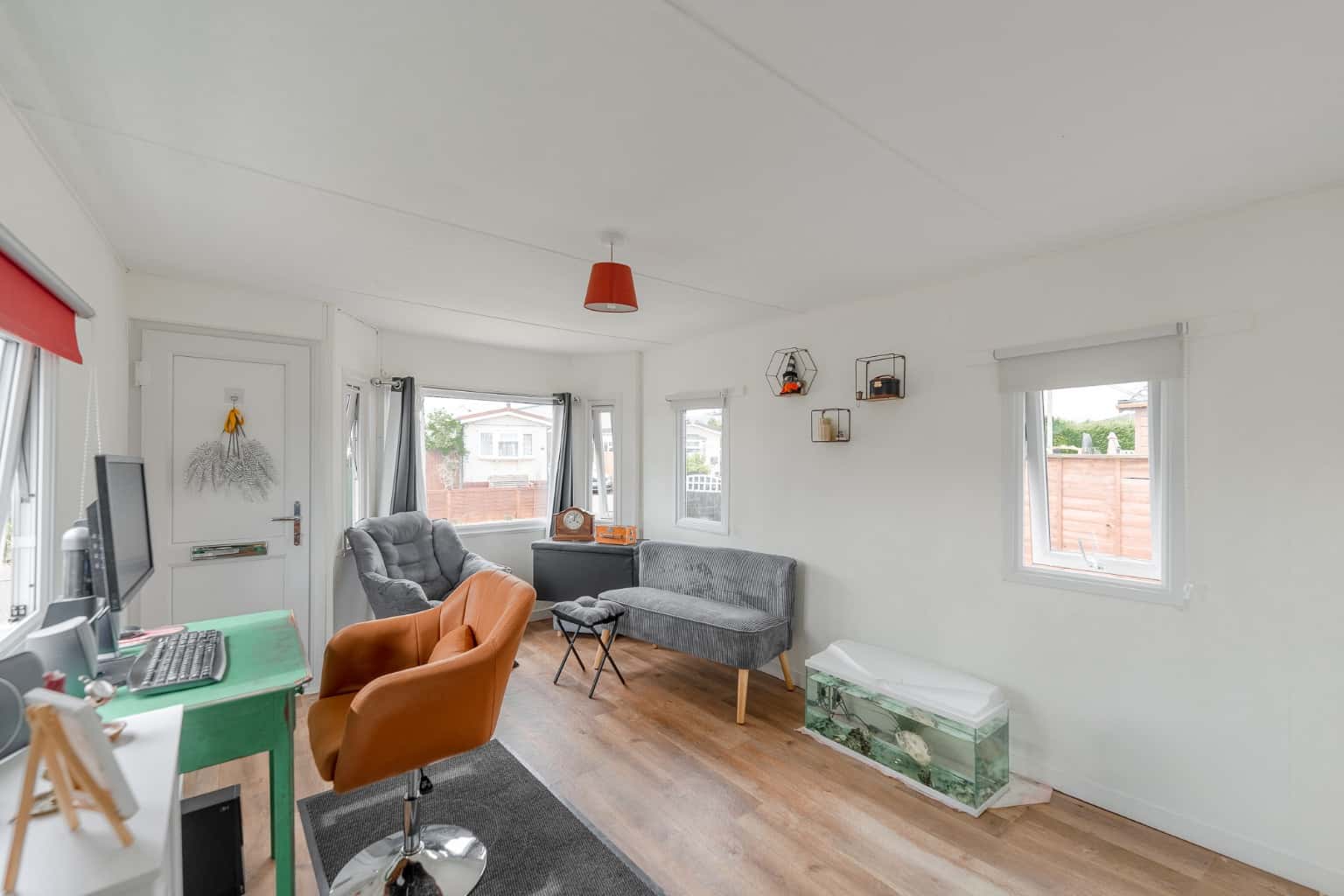 One bedroom Park Mobile home. Located in St Neots. Property image 2