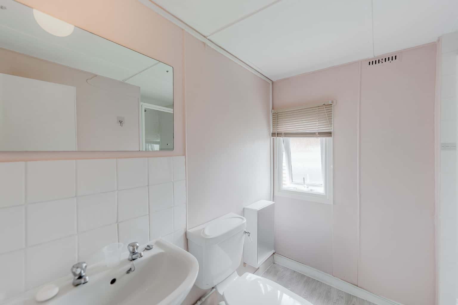 One bedroom Park Mobile home. Located in St Neots. Property image 9