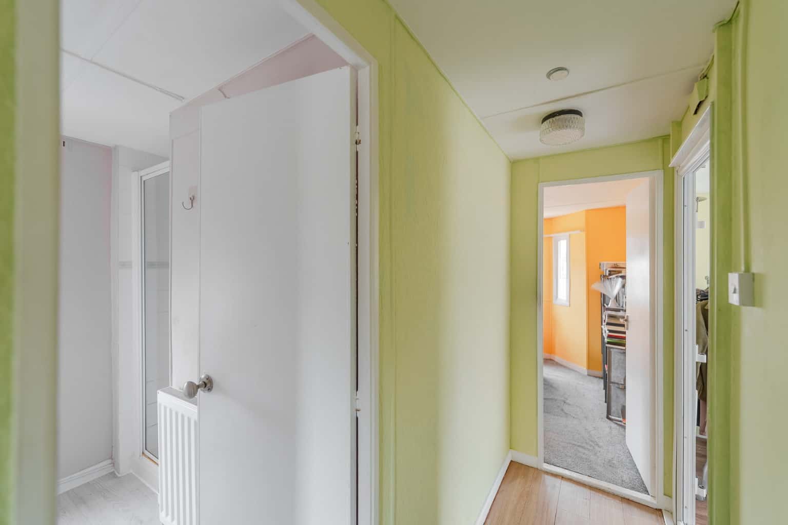 One bedroom Park Mobile home. Located in St Neots. Property image 6