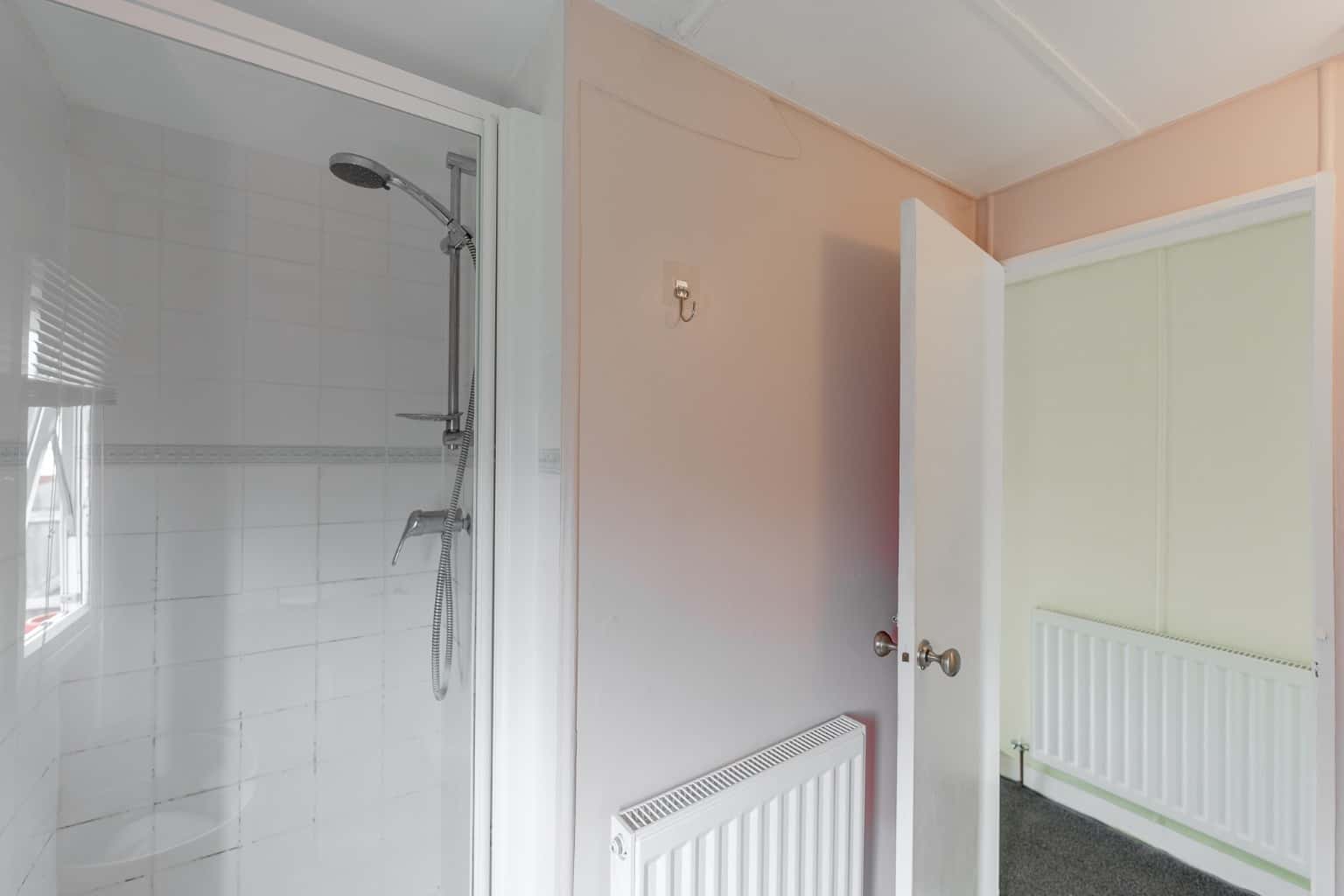 One bedroom Park Mobile home. Located in St Neots. Property image 12