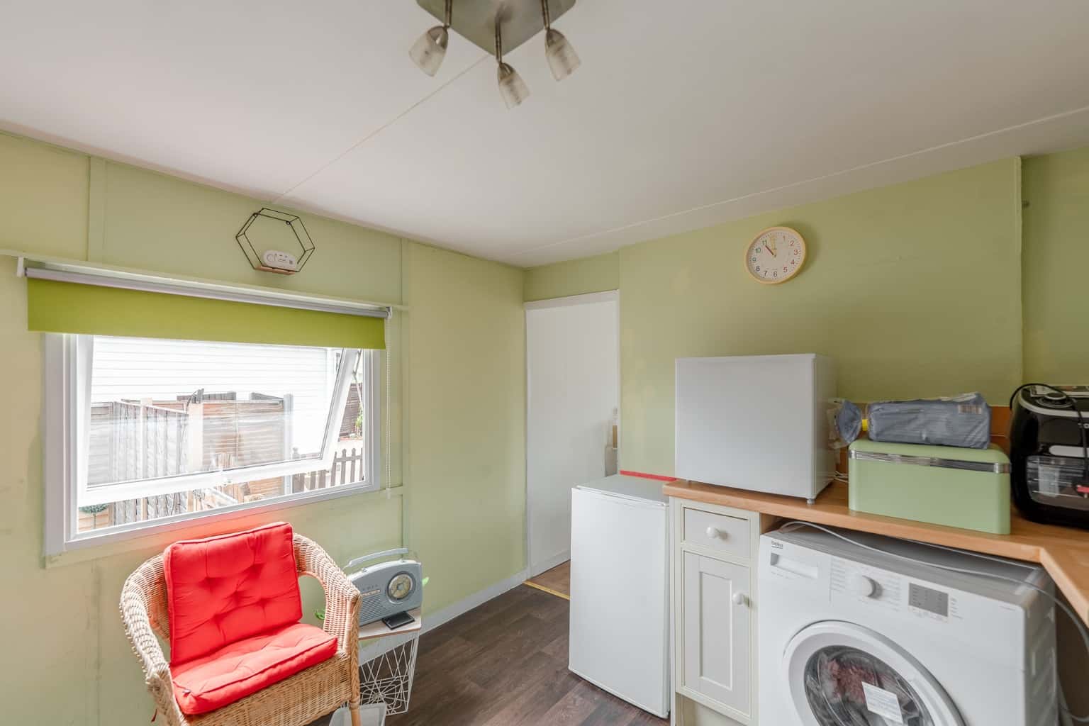 One bedroom Park Mobile home. Located in St Neots. Property image 5