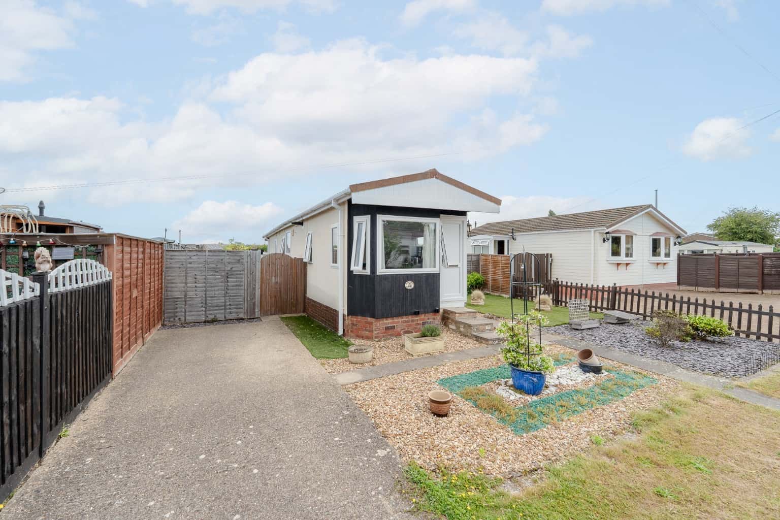 One bedroom Park Mobile home. Located in St Neots. Property image 14
