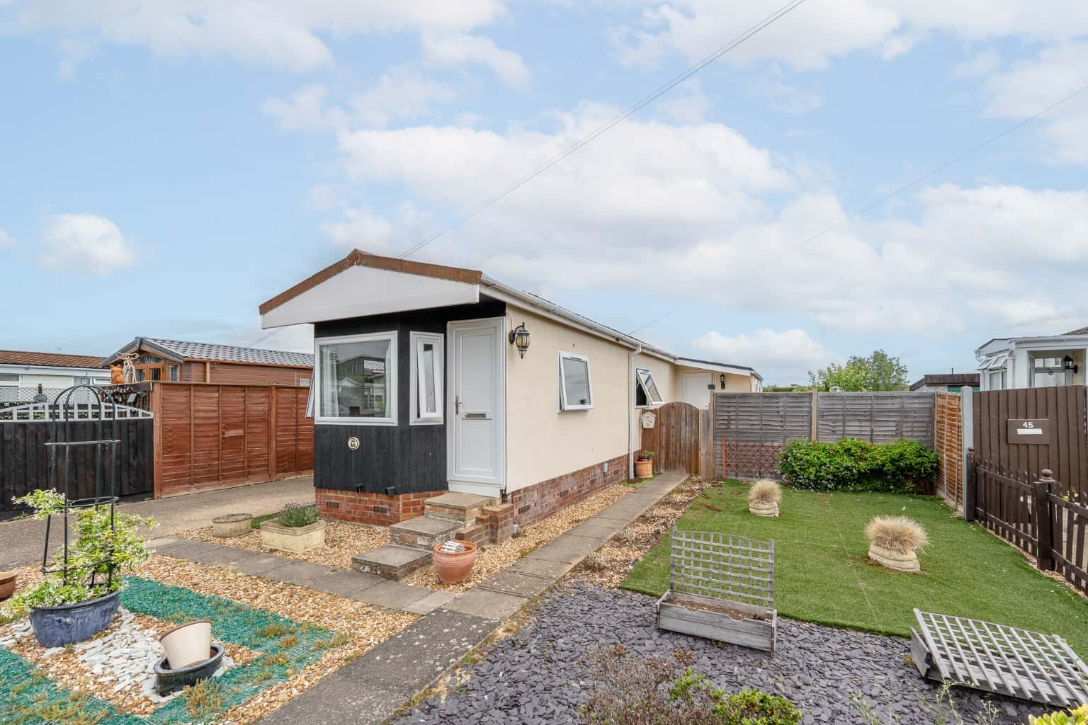One bedroom Park Mobile home. Located in St Neots. Property image 1
