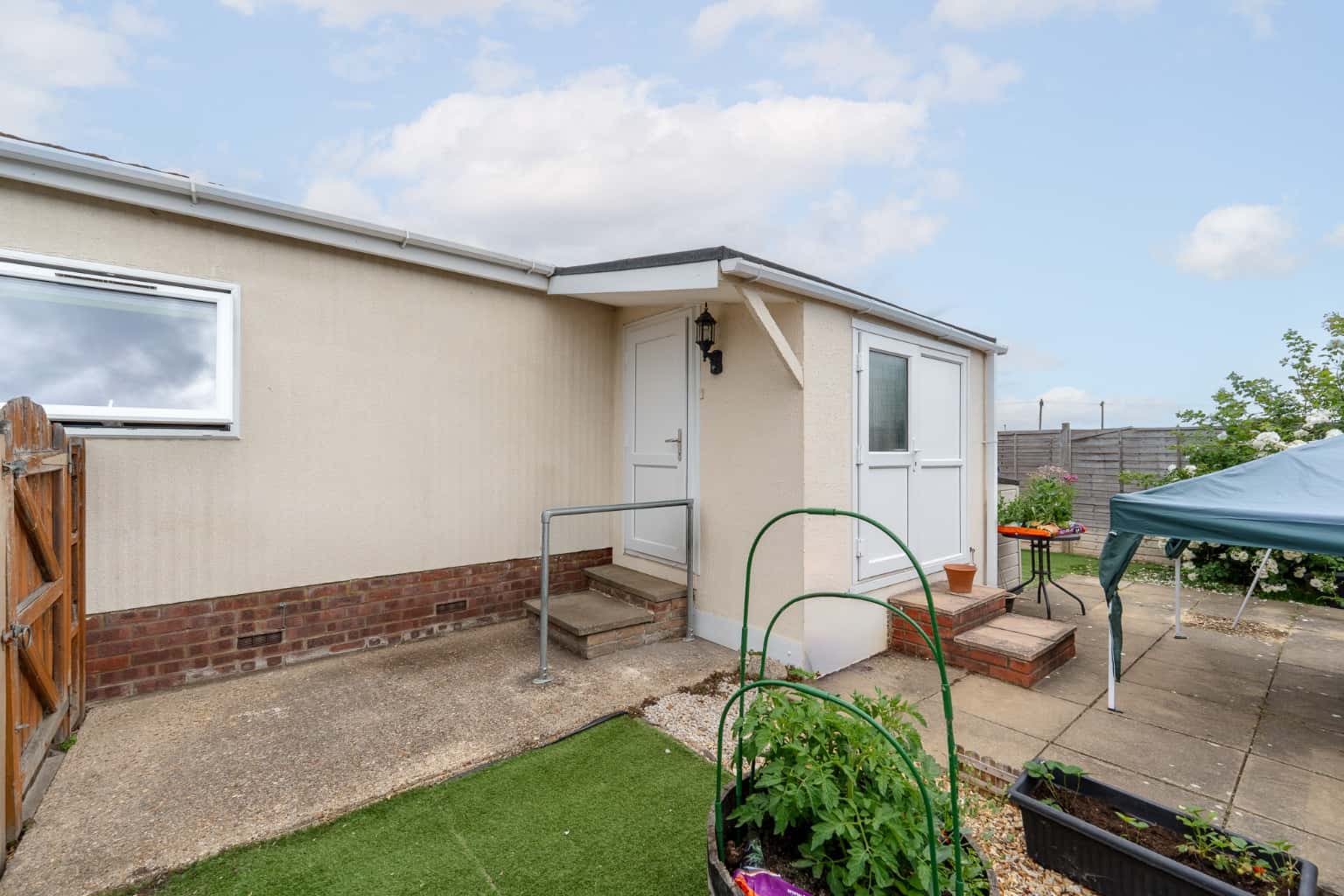 One bedroom Park Mobile home. Located in St Neots. Property image 15