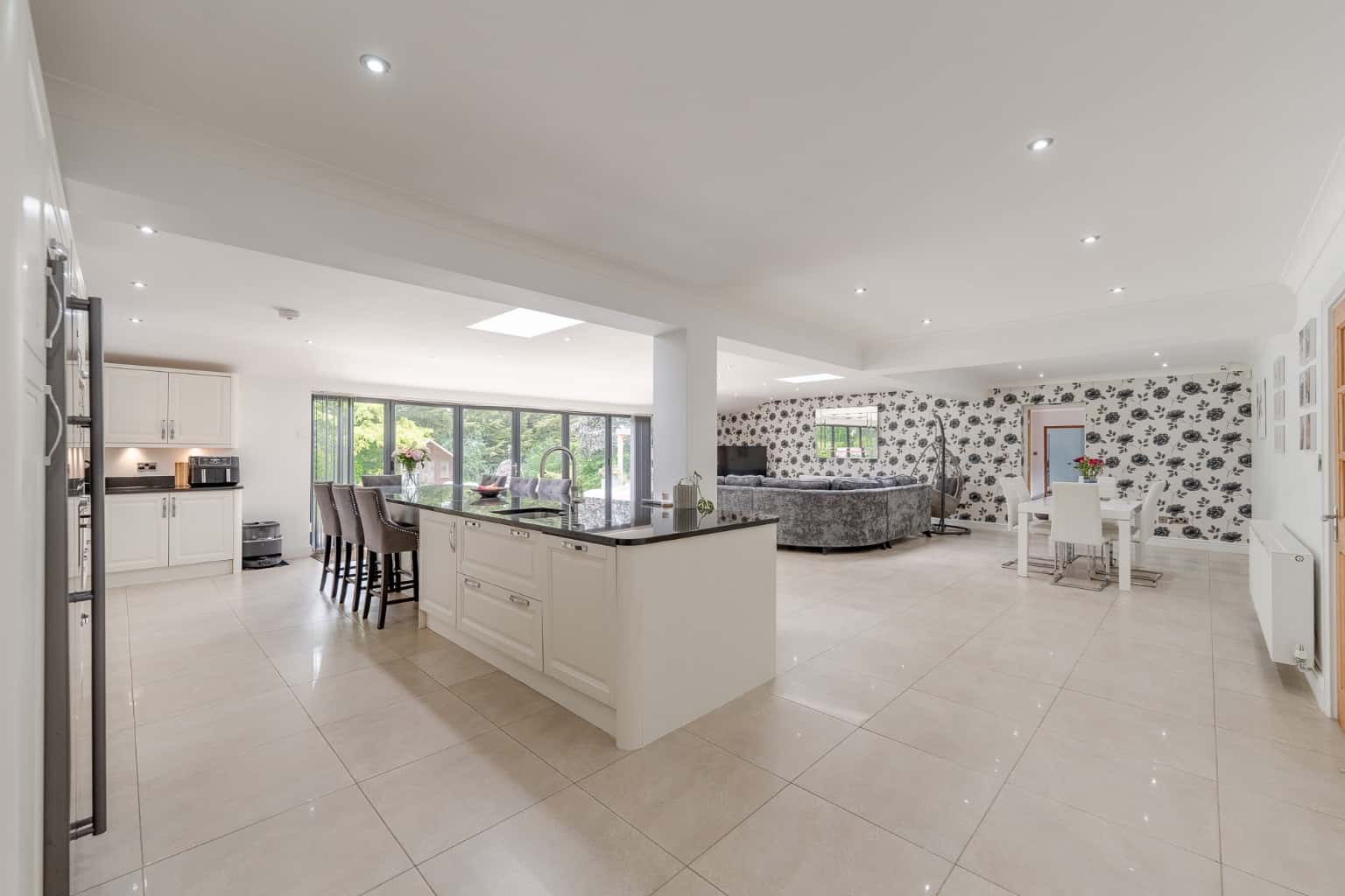 A truly exceptional residence of distinction, occupying one of the area’s most exclusive addresses. Property image 2