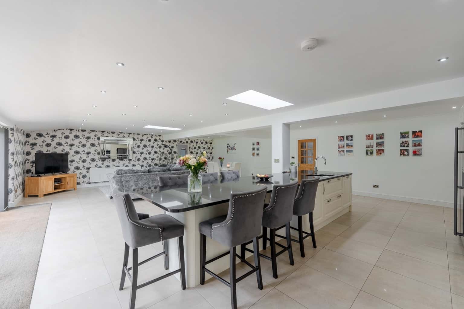 A truly exceptional residence of distinction, occupying one of the area’s most exclusive addresses. Property image 5
