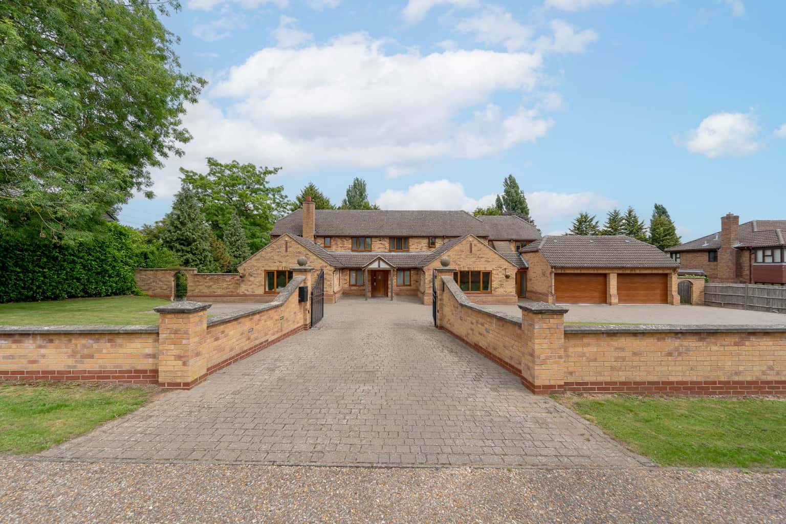 A truly exceptional residence of distinction, occupying one of the area’s most exclusive addresses. Property image 30